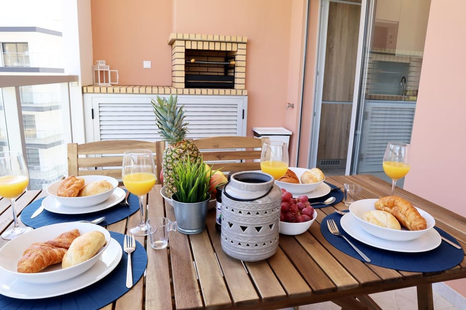 Spring, Winter, Summer, BBQ facilities, Balcony/Terrace, Balcony/Terrace, Dining area, Garden view, Pool view, children, older children, group of guests, hair dresser