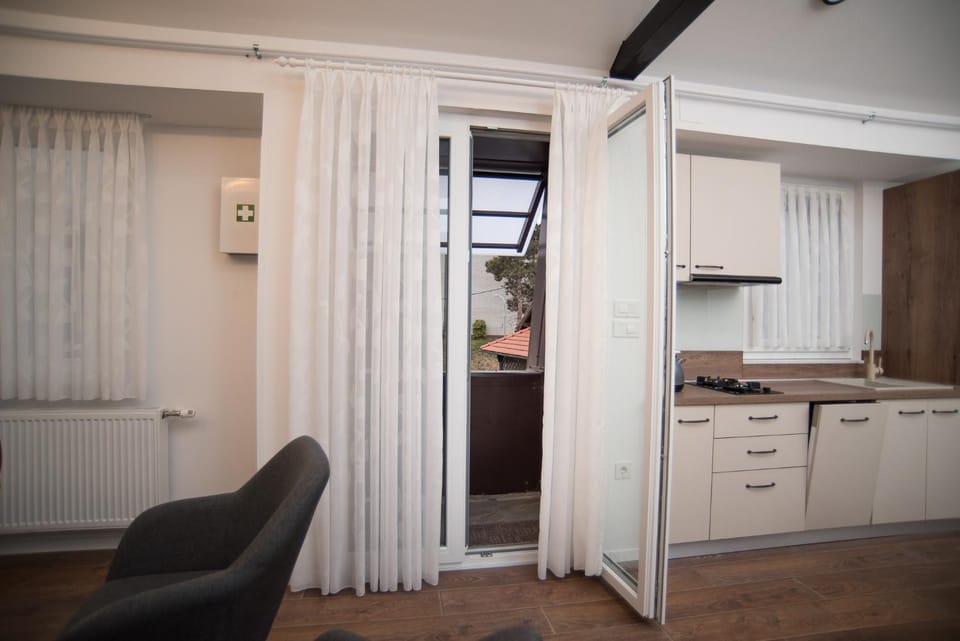Balcony/Terrace, Kitchen or kitchenette, stove