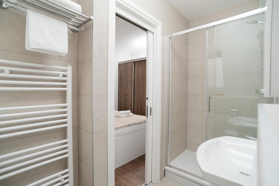 Shower, Toilet, Bathroom, towels