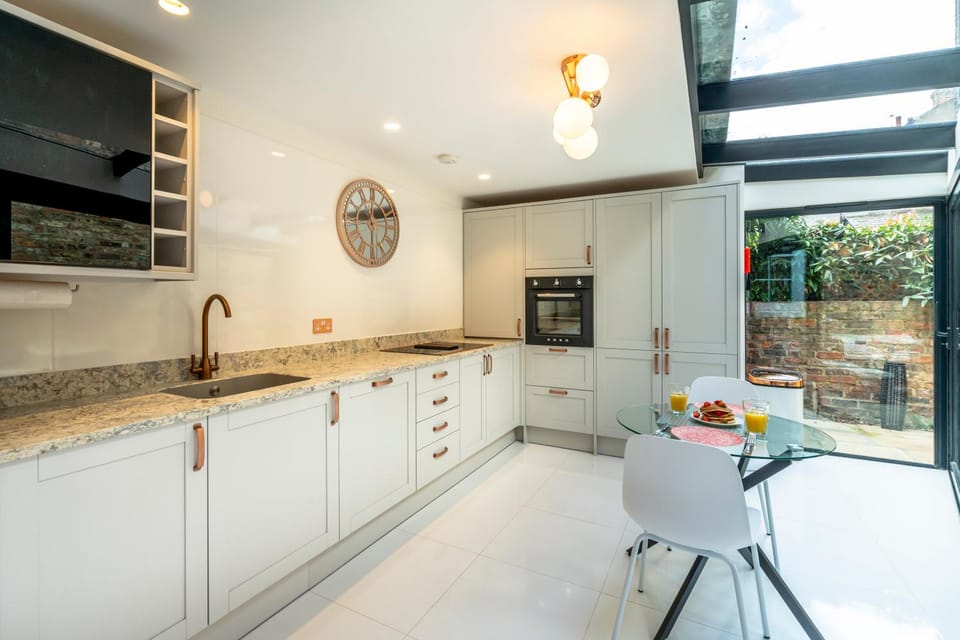 Seating area, kitchen