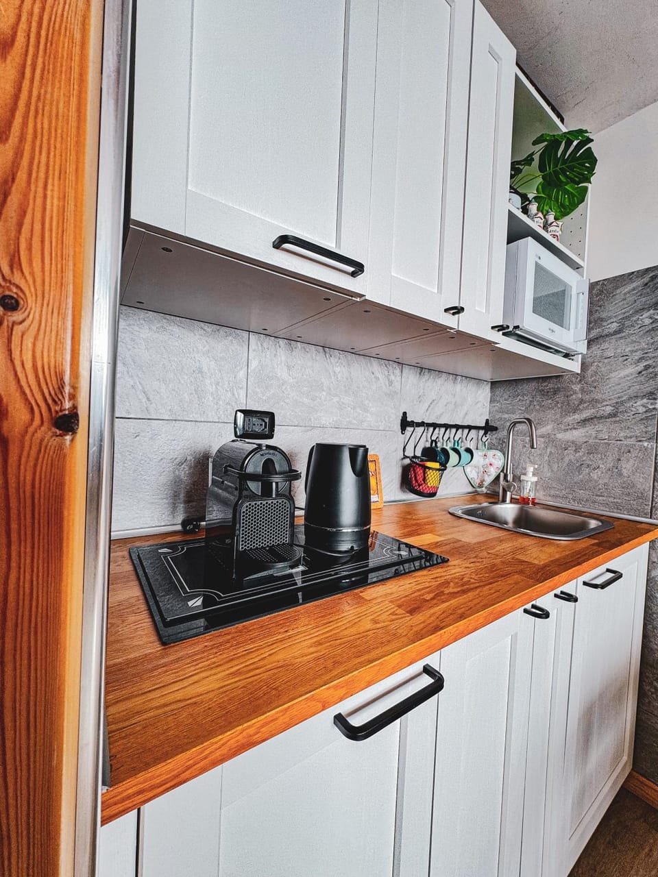 Coffee/tea facilities, Kitchen or kitchenette, oven, stove, toaster