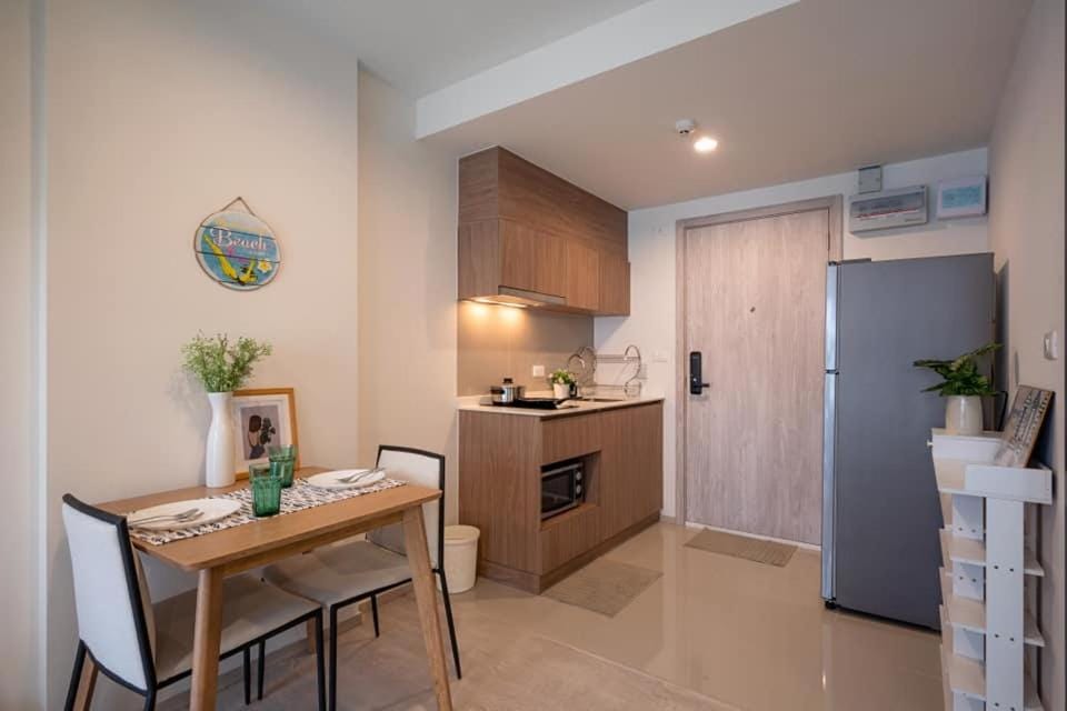 Coffee/tea facilities, Kitchen or kitchenette, Living room, Dining area