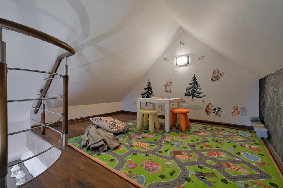 Photo of the whole room, children
