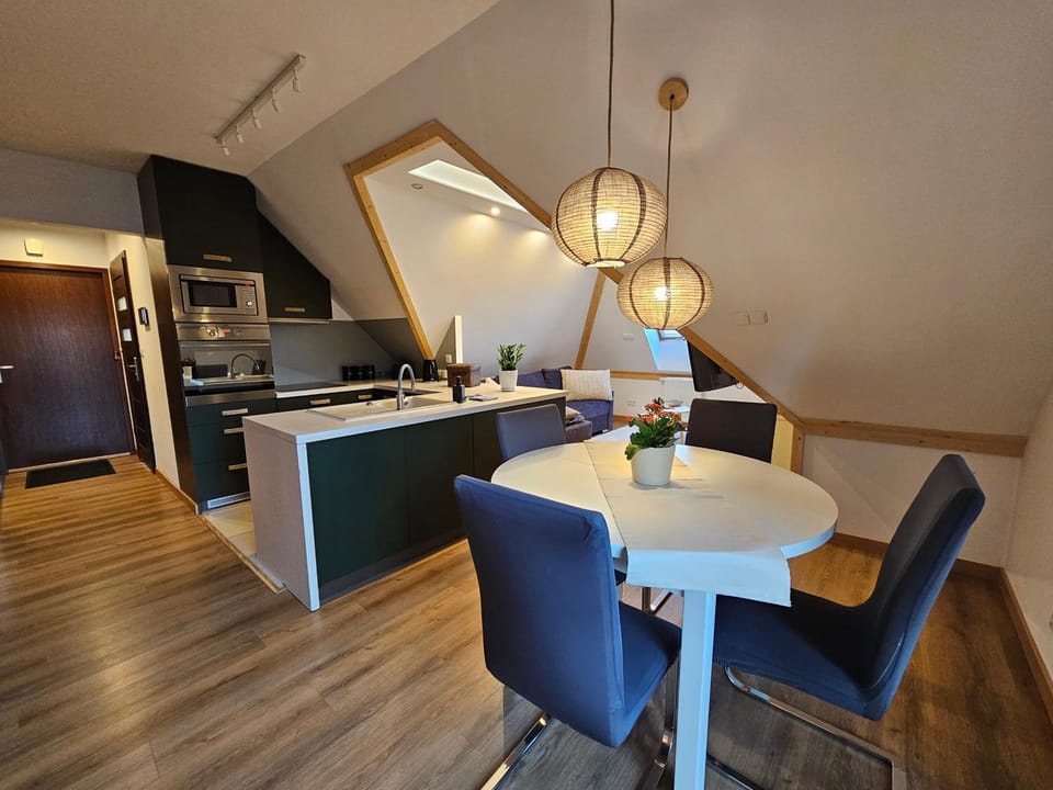 Kitchen or kitchenette, Living room, Seating area, Dining area, pet friendly, stove
