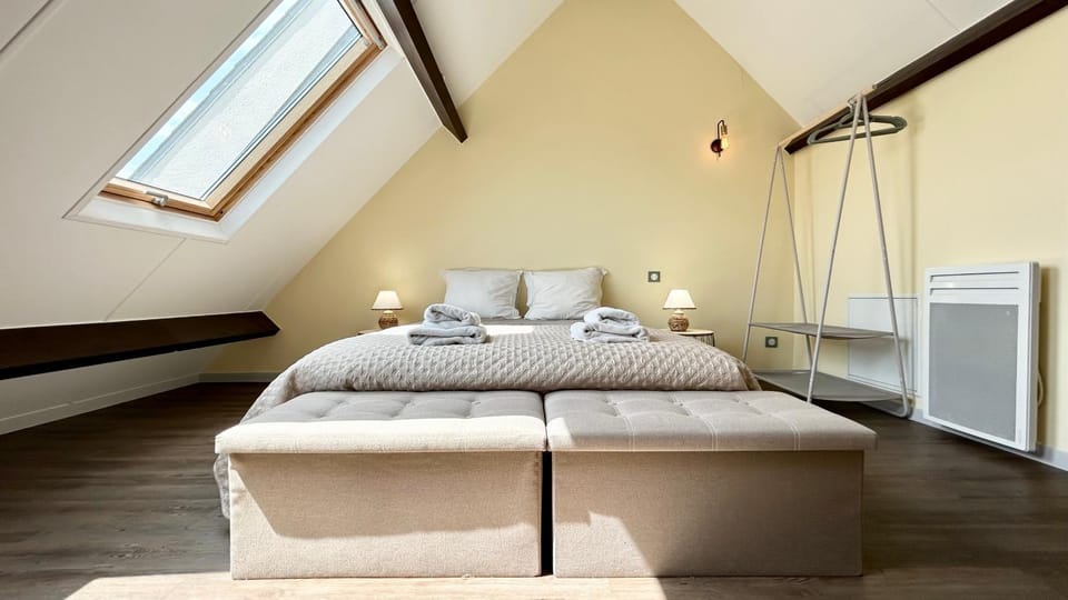 Photo of the whole room, Bedroom