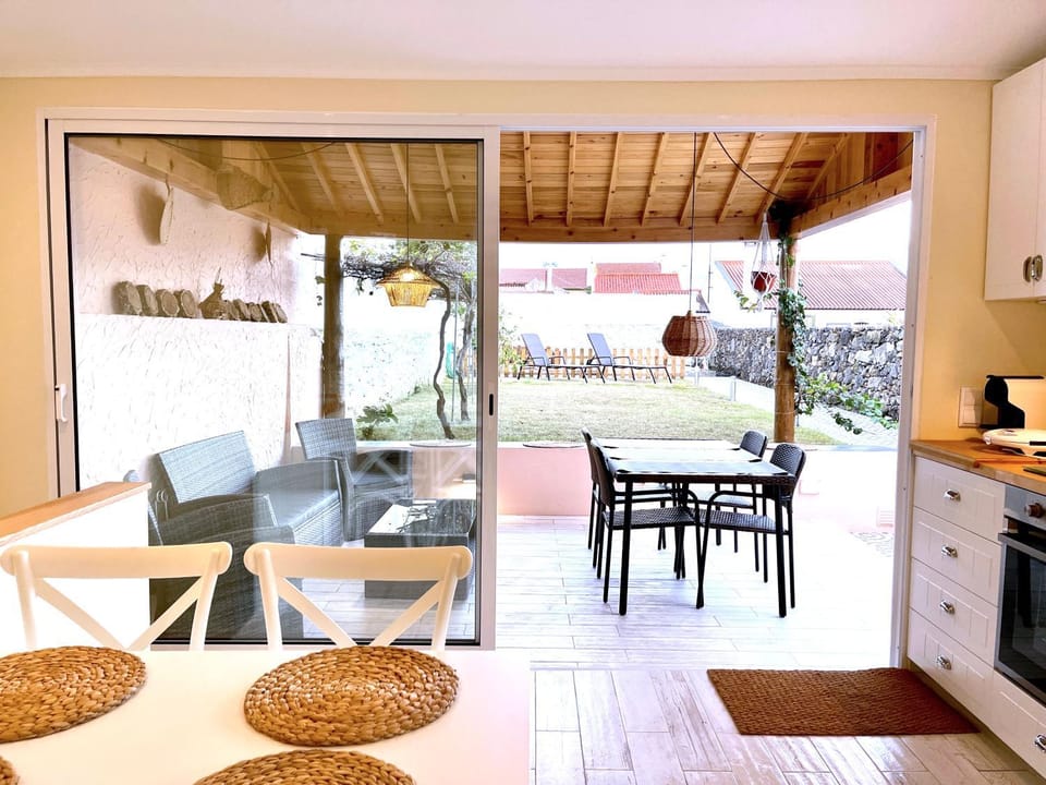 Patio, Kitchen or kitchenette, Dining area