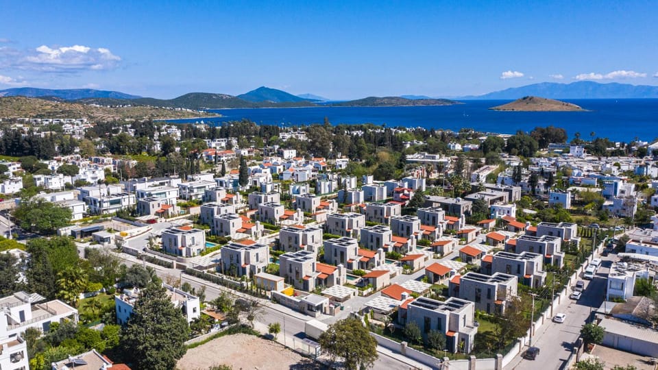 Property building, Nearby landmark, Day, Neighbourhood, Natural landscape, Bird's eye view, City view, Mountain view, Sea view, Street view, Location