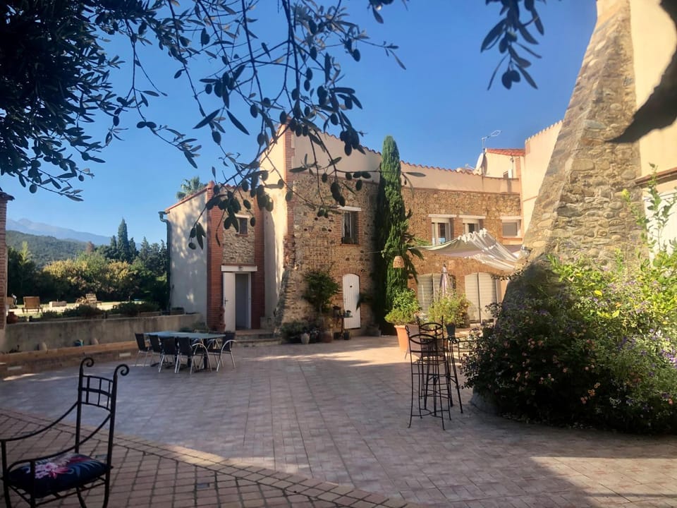 Property building, Patio, Natural landscape, Garden, Dining area, Mountain view