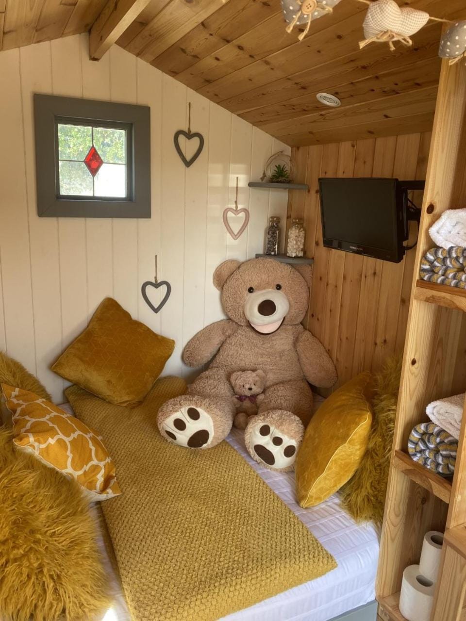 Bed, Living room, Bedroom
