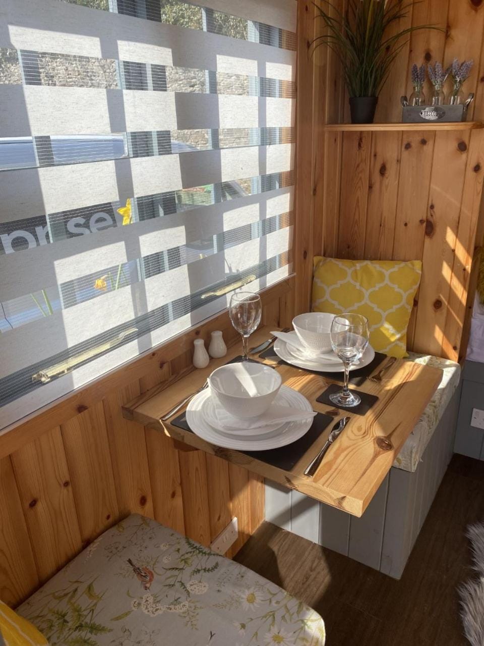 Seating area, Dining area