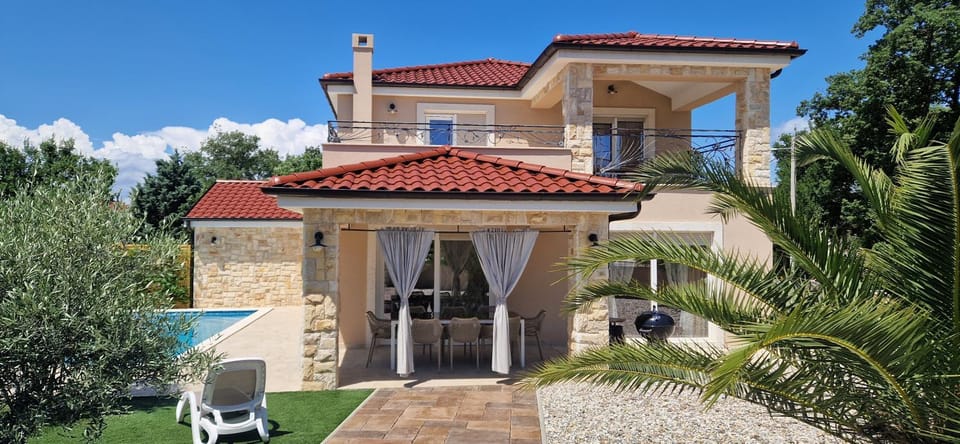 Property building, Patio, Day, Garden, Pool view, Swimming pool, sunbed