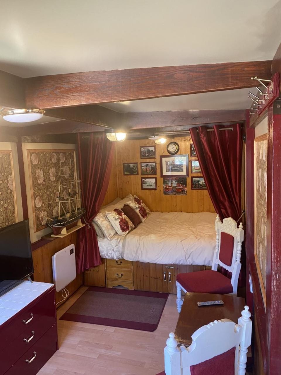 Bed, Seating area, Bedroom