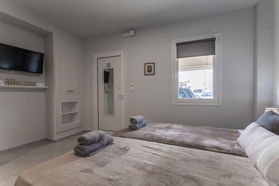 Bed, TV and multimedia, Photo of the whole room, Bedroom