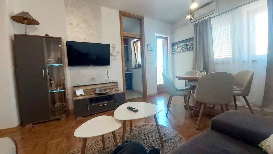 TV and multimedia, Living room, Seating area, air conditioner