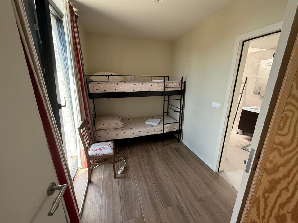 Bedroom, bunk bed