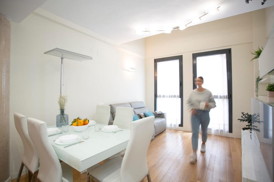 People, Living room, Seating area, Dining area, Guests