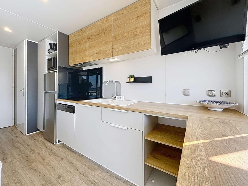 Mobil-home Grand Confort à 200m plage, camping avec piscine, terrasse, WiFi inclus - 4 pers. - FR-1-361A-37 House in Jullouville