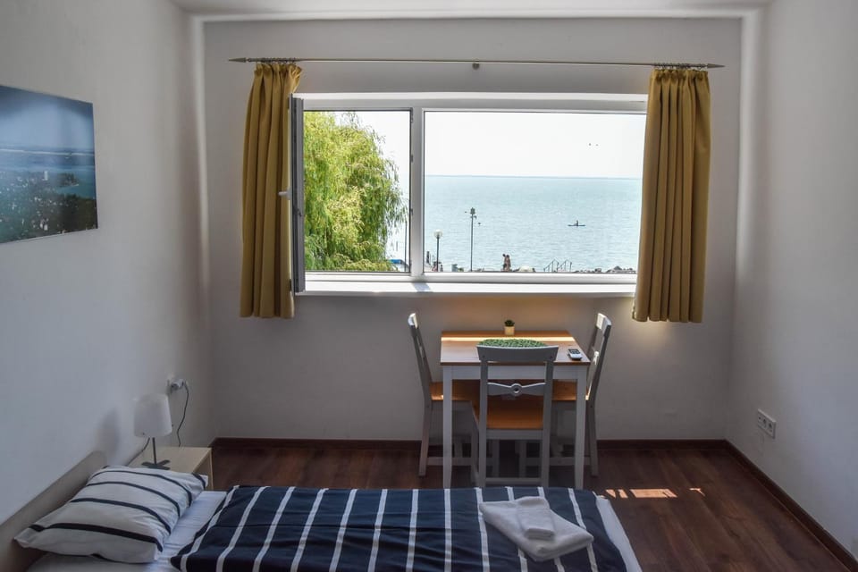 Dining area, Lake view