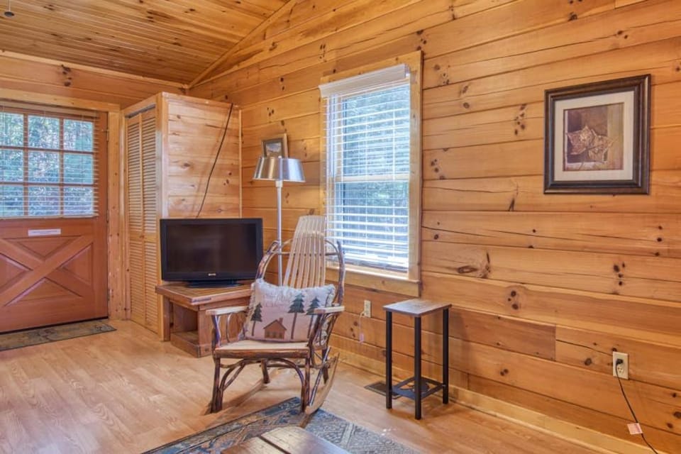 Campground Cabin Cabin in Lake Junaluska
