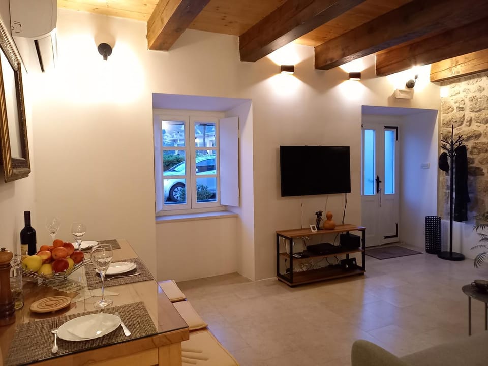 TV and multimedia, Dining area