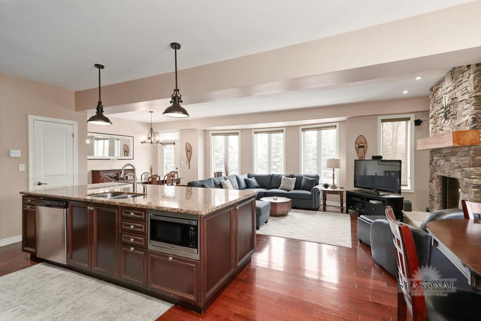 TV and multimedia, Kitchen or kitchenette, Living room, Seating area, Dining area