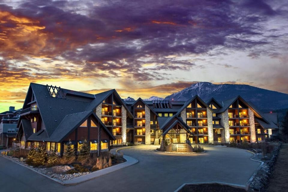 Mountain Haven Retreat, Pool & Hot Tub, UG Parking, Fitness Centre, WiFi! Apartment in Canmore