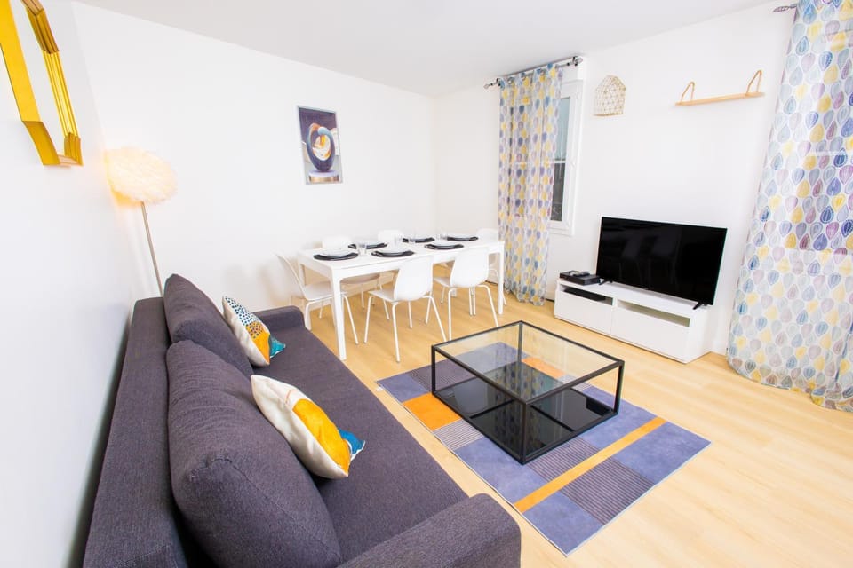 Communal lounge/ TV room, TV and multimedia, Dining area