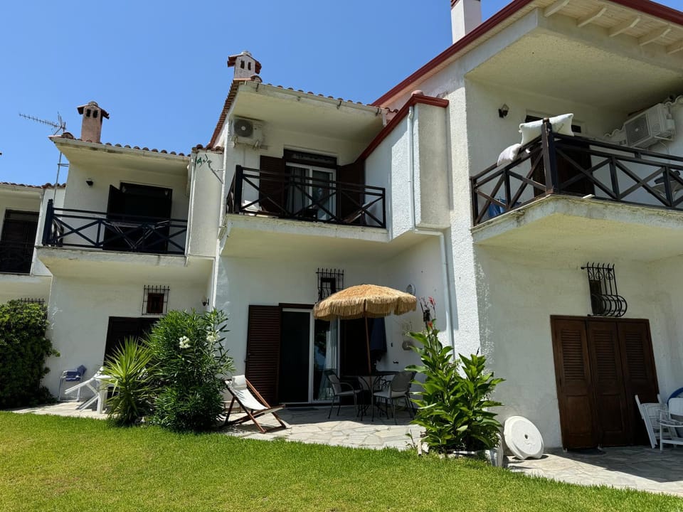 Delfini Villa, beachfront 2-bdrm maisonette House in Halkidiki