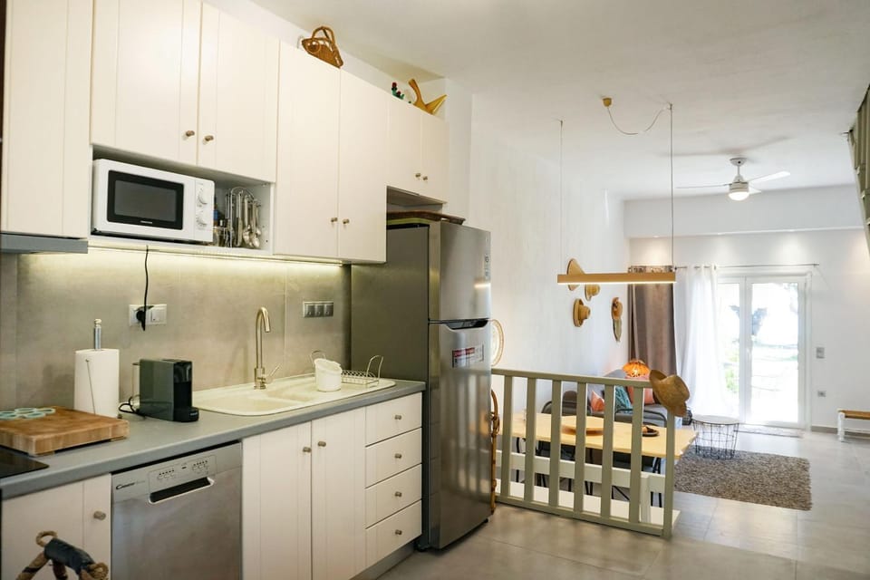Delfini Villa, beachfront 2-bdrm maisonette House in Halkidiki
