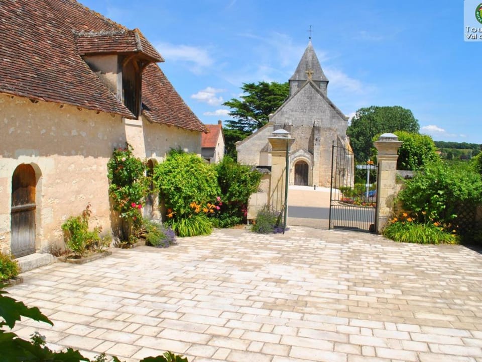 Gîte de Charme pour 15 Pers avec Jardin Privatif, à 12 km de La Roche-Posay - FR-1-381-514 House in Centre-Val de Loire