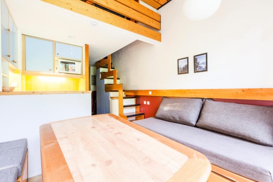 Bed, Living room