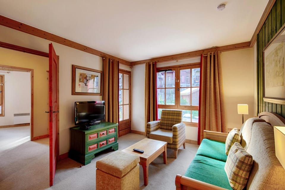 Bed, Living room, fireplace