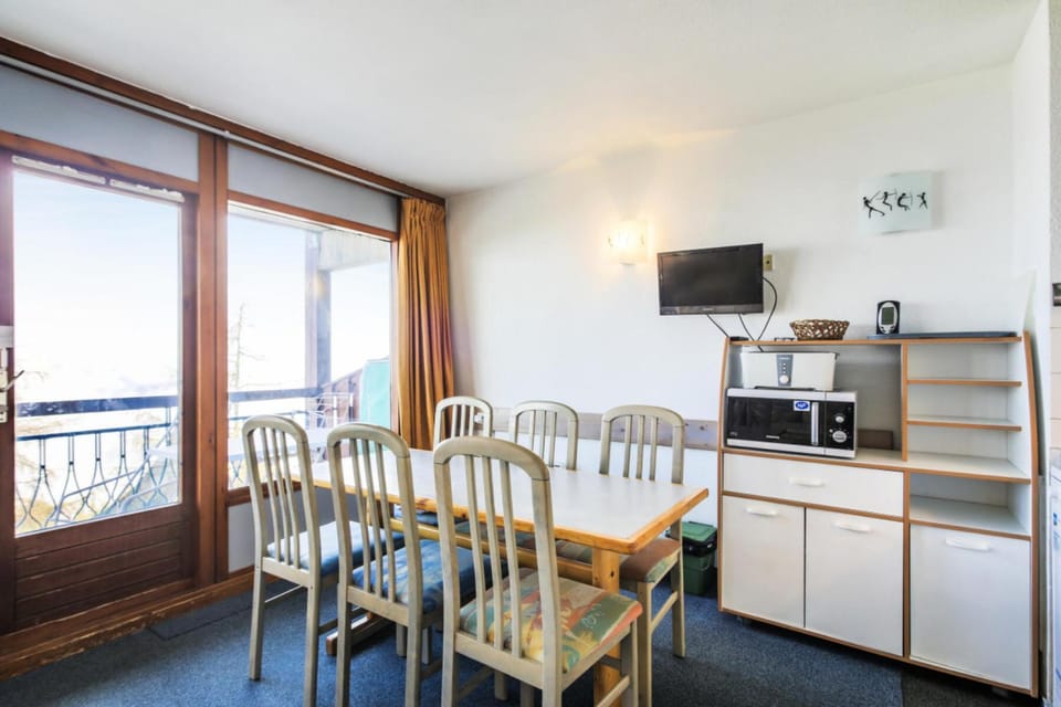 Bed, kitchen