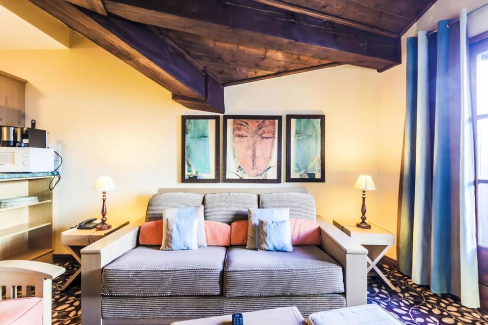 Bed, Living room, Bedroom, fireplace