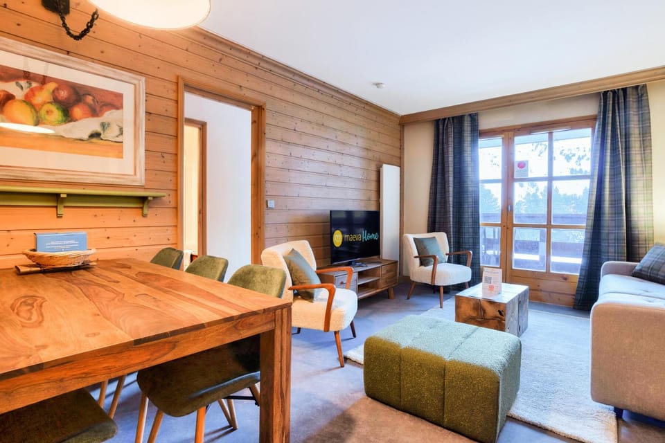 Bed, Living room, fireplace, kitchen
