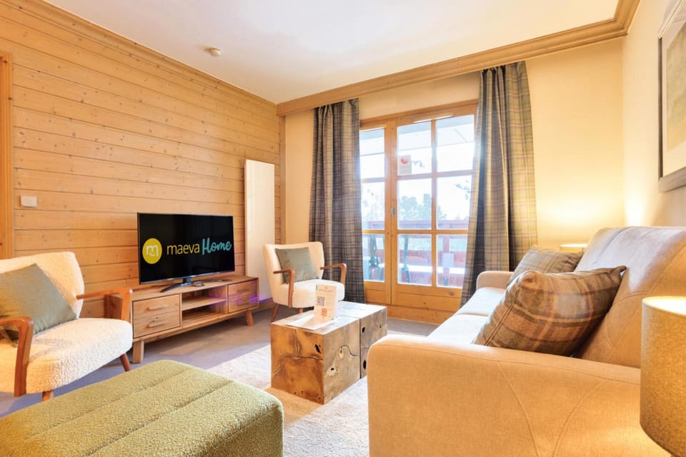 Bed, TV and multimedia, Living room, fireplace