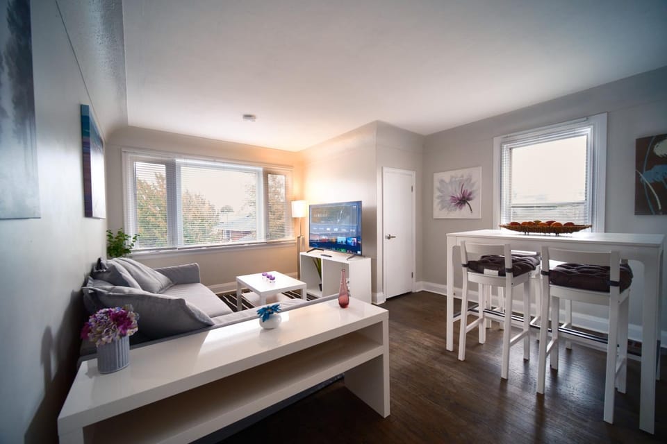 Communal lounge/ TV room, TV and multimedia, Living room, Seating area, Dining area, Evening entertainment