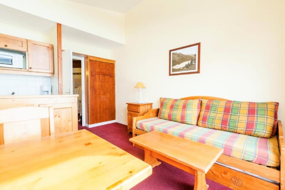Bed, Living room, furniture
