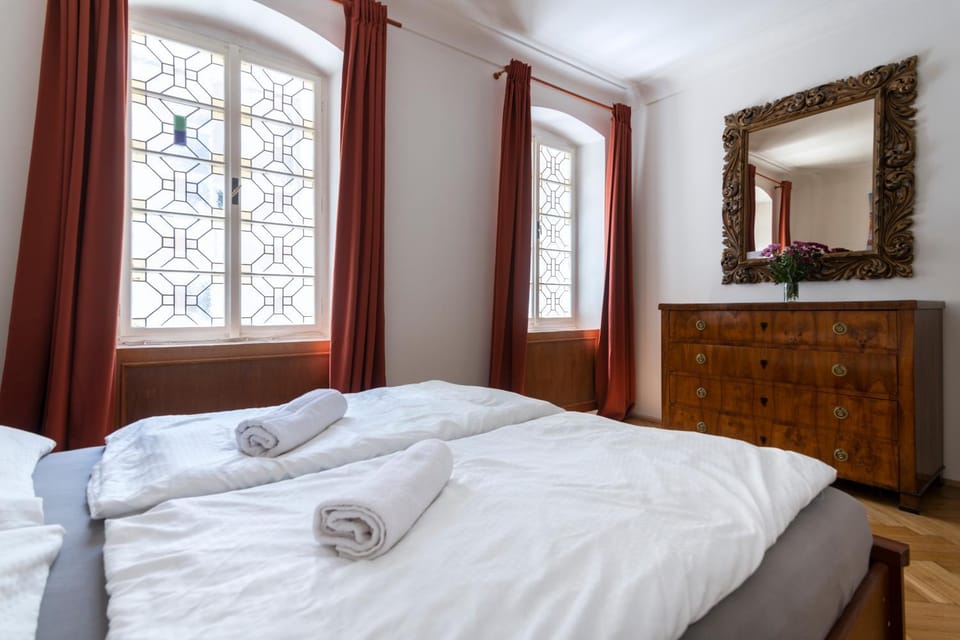 Bed, Bedroom, towels