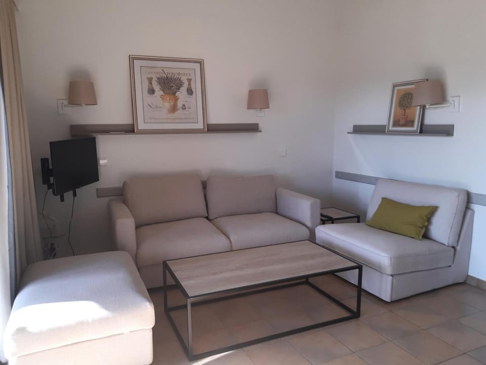 Bed, Living room
