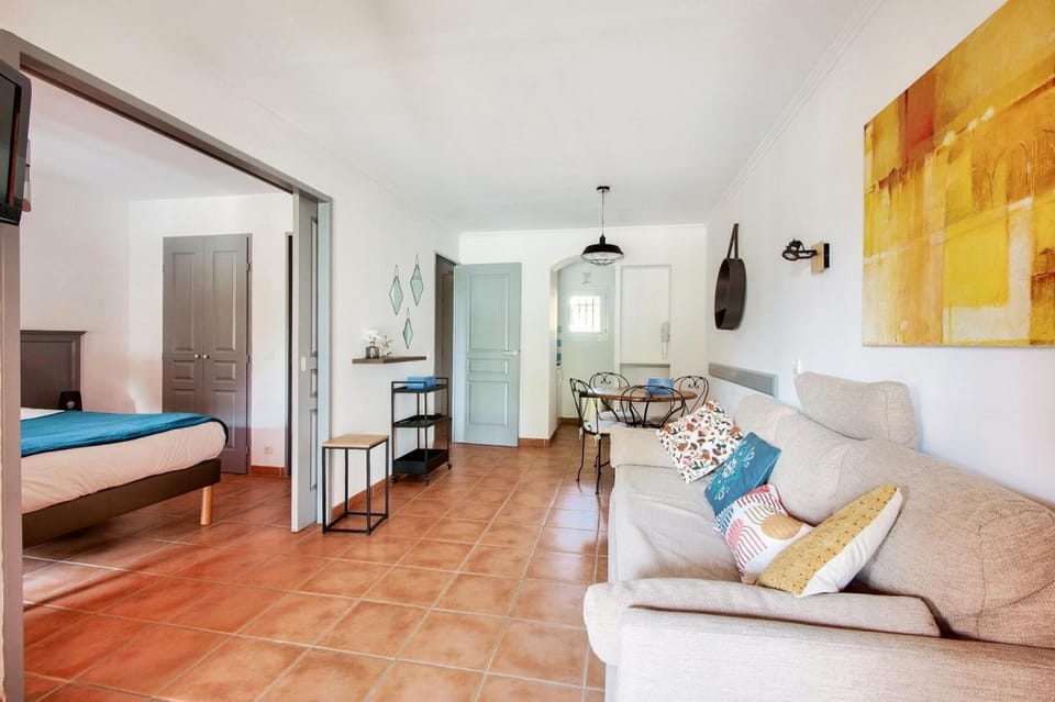 Bed, Bedroom, kitchen