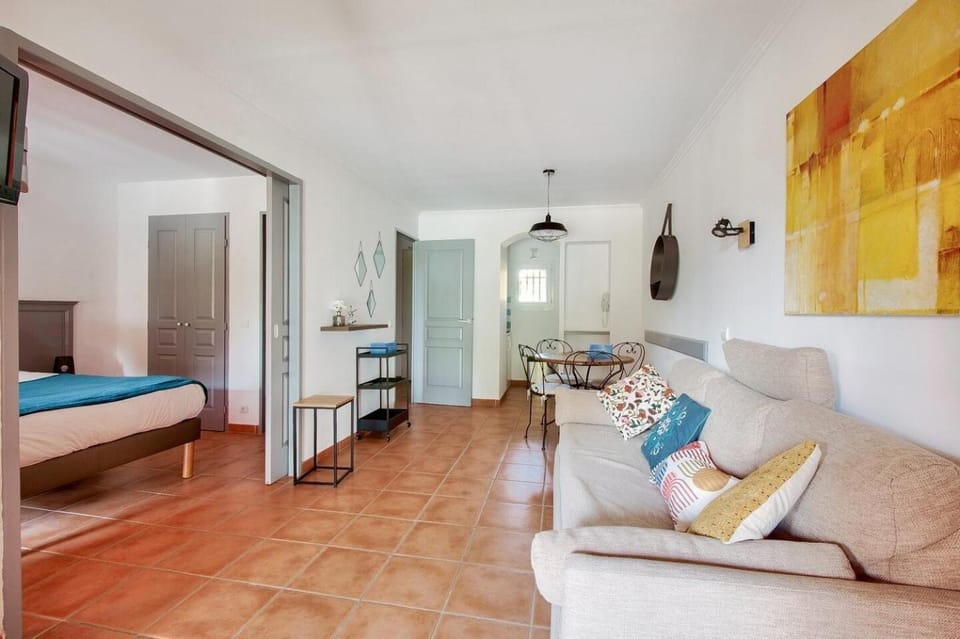 Bed, Bedroom, kitchen
