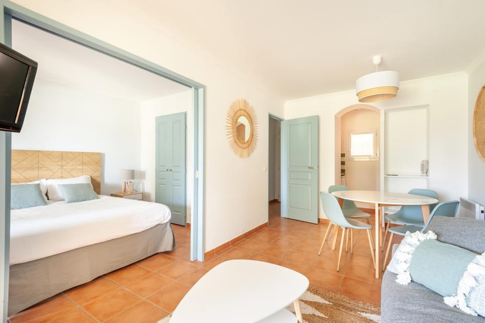 Bed, Bathroom, kitchen