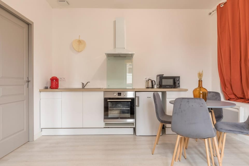 Coffee/tea facilities, Kitchen or kitchenette, Dining area, minibar, stove, toaster