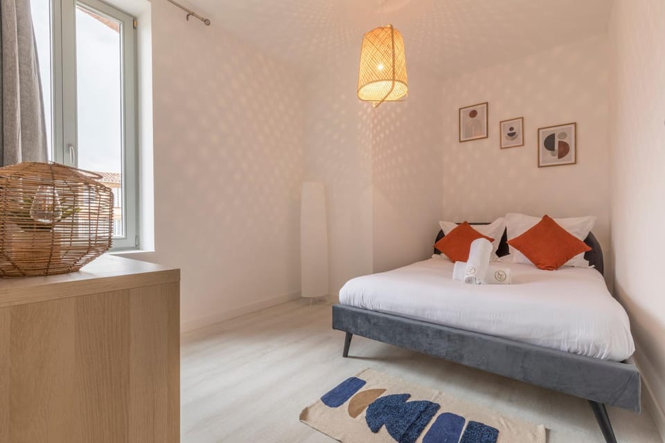 Bed, Photo of the whole room, Bedroom