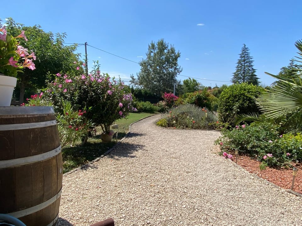 Aux Trois Mûriers Bed and Breakfast in Villeneuve-sur-Lot