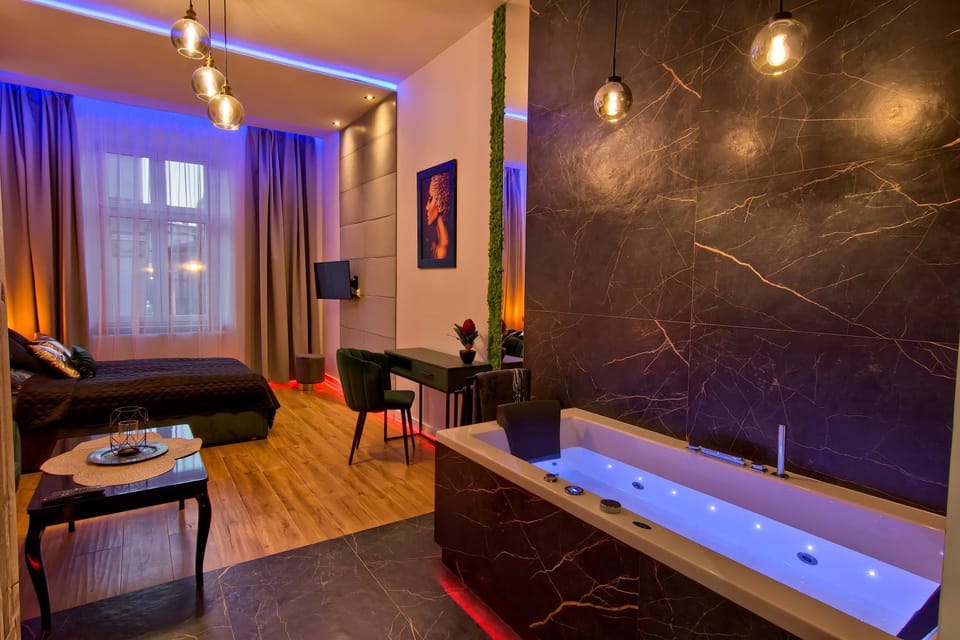 Hot Tub, Photo of the whole room