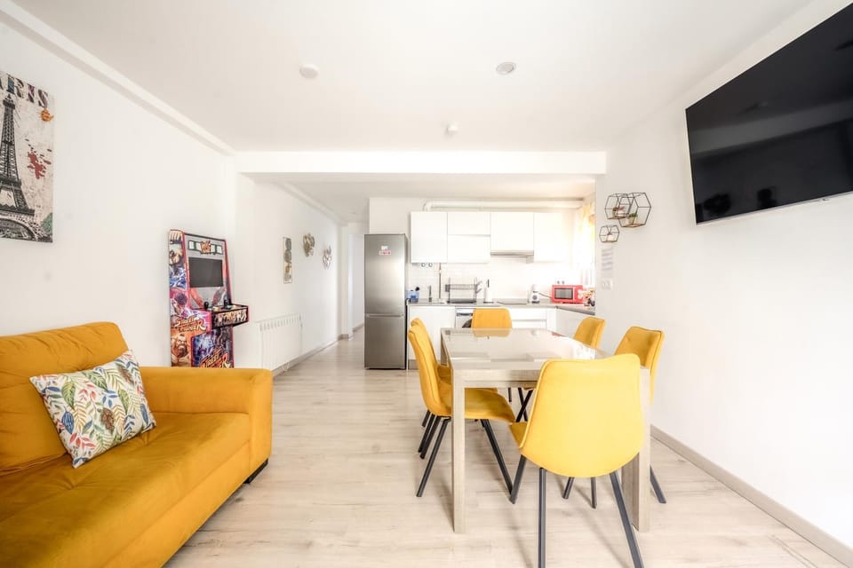 TV and multimedia, Living room, Seating area, Dining area