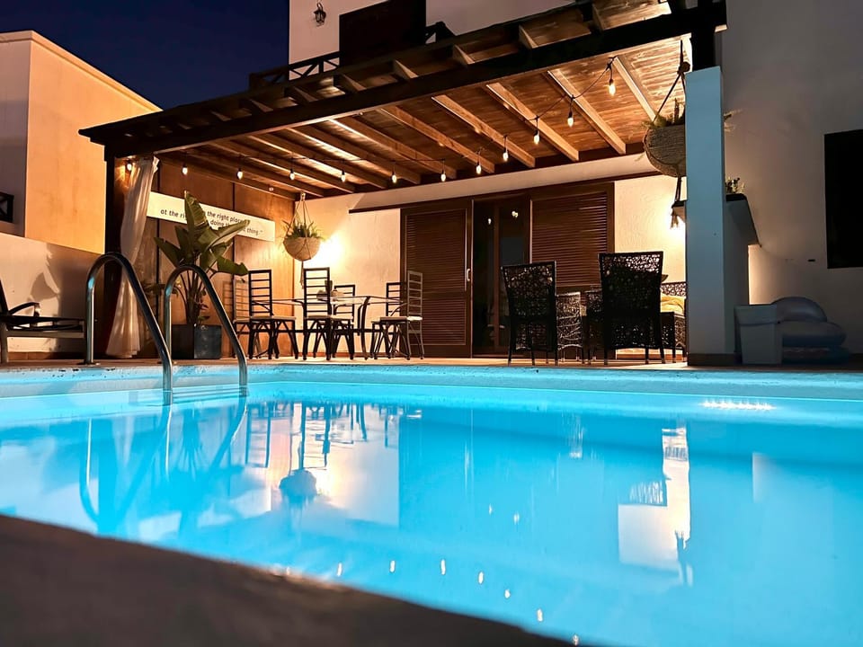 Balcony/Terrace, Dining area, Swimming pool