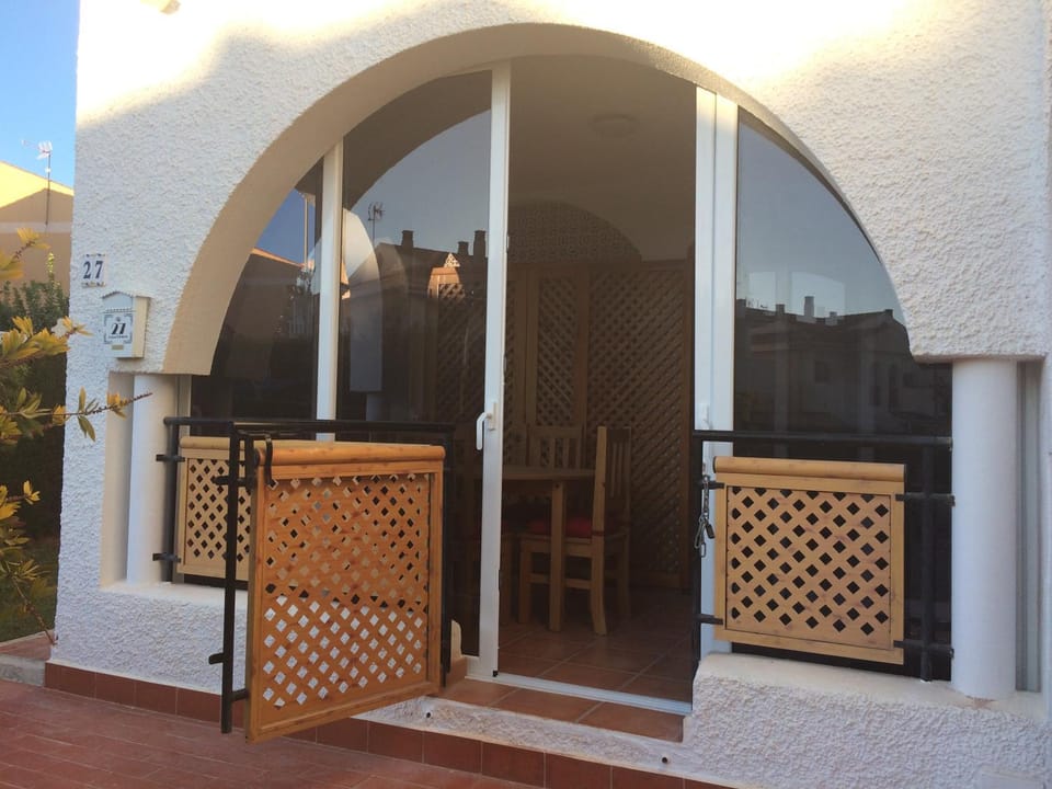 Facade/entrance, Balcony/Terrace